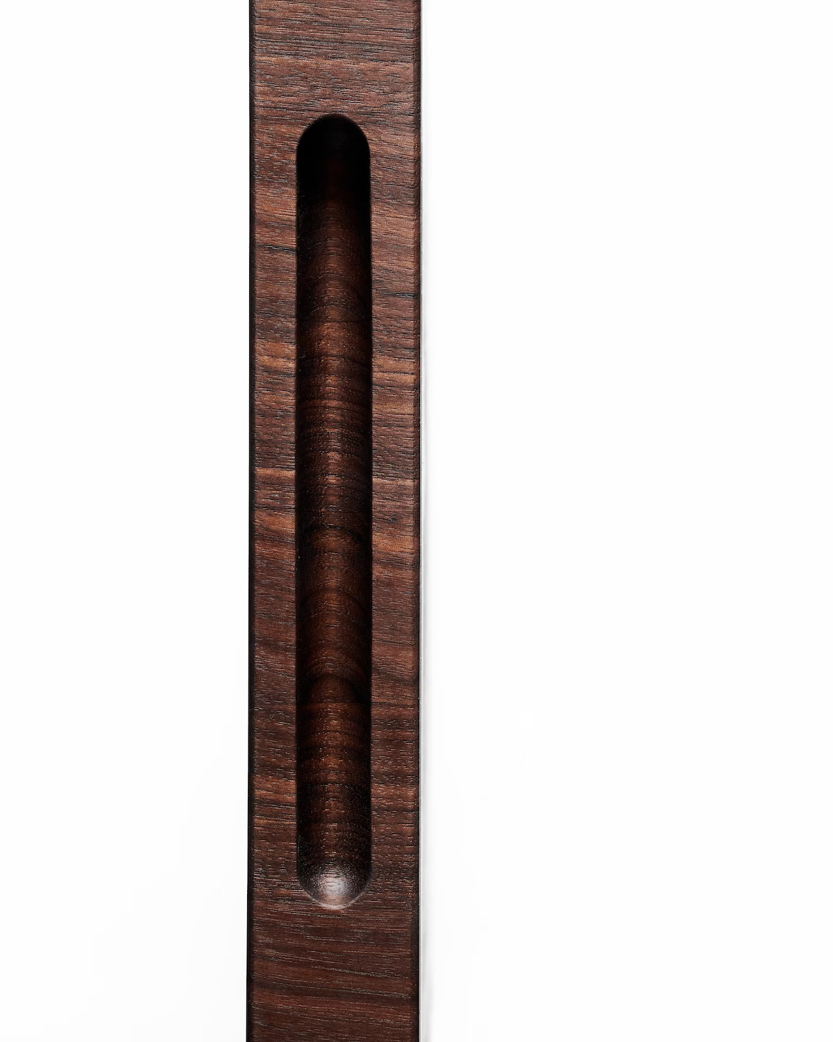 Underside integrated handles with finger grips on walnut Maison Liverani cutting board