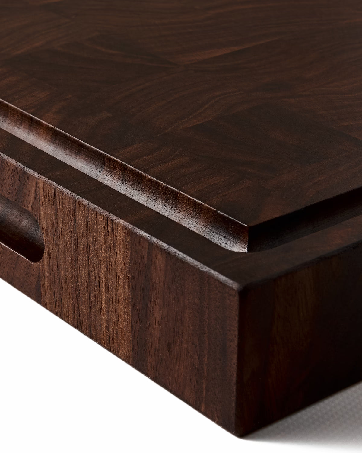 Close-up of rounded corners and chamfered edge detailing on Maison Liverani walnut board